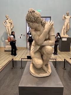 うずくまるヴィーナス像